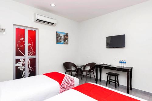 Super OYO 756 Muar City Hotel客房内的一张或多张床位