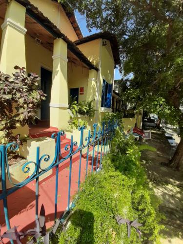 尼泰罗伊巴西兰扎旅舍的房屋前的蓝色围栏