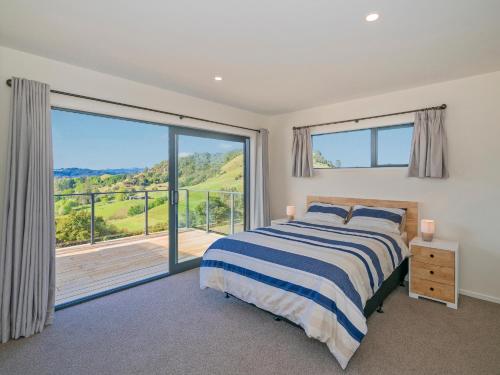 Peace and Paradise - Whitianga Holiday Home客房内的一张或多张床位