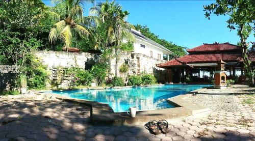 罗威那罗威那海滩酒店的房屋前的游泳池