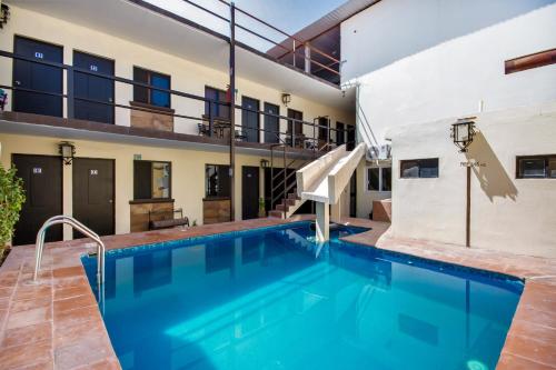 托雷翁HOTELES CATEDRAL Torreón的一座房子后院的游泳池
