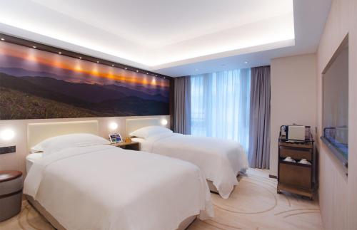 香港粤海酒店客房内的一张或多张床位