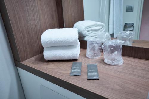 阿维尼翁钟楼阿维农苏德蒙法维克里斯托勒酒店的浴室柜台,备有毛巾和其他物品