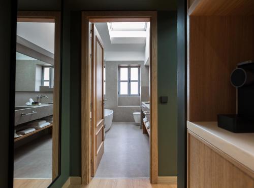 圣塞瓦斯蒂安Hotel Arbaso的一间带卫生间、水槽和镜子的浴室