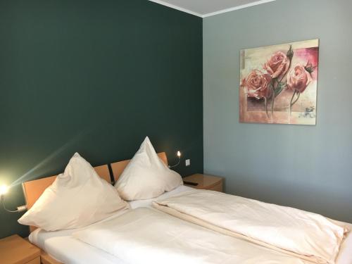 圣英贝特La芳塔纳斯坦佐酒店-餐厅的一间卧室配有一张带白色床单和玫瑰的床。