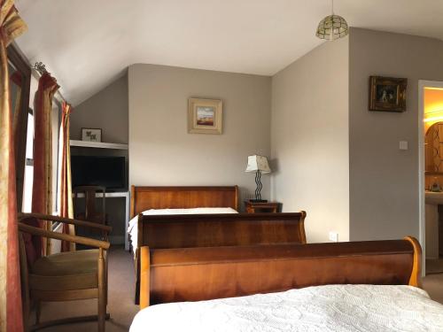 都柏林哈维斯酒店的一间卧室配有两张床和椅子