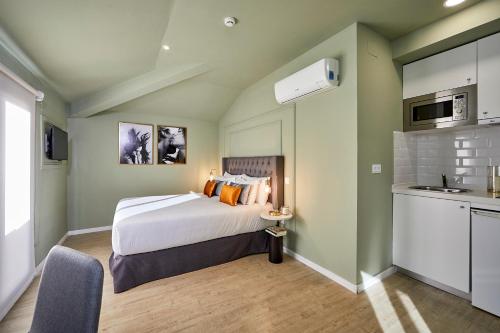 马德里L&H La Latina Selection的酒店客房带一张床和一个厨房
