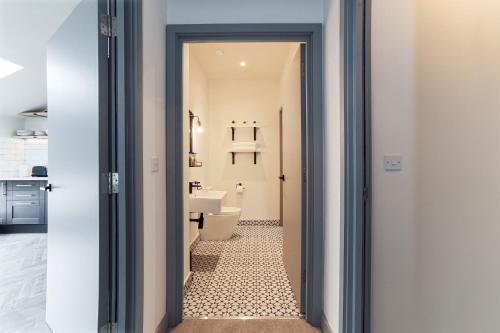 巴里Goodstay Apartments by Urban Space的通往带卫生间的浴室的门