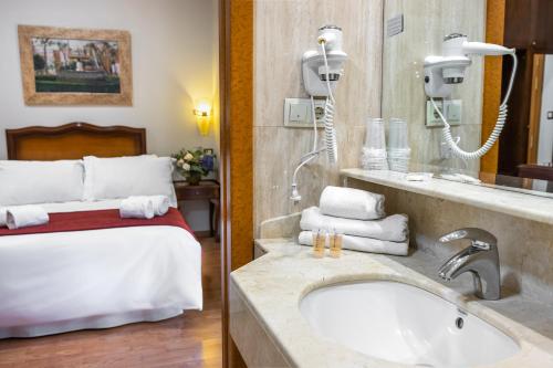 格拉纳达Hotel Reina Cristina的一间带水槽和床的浴室