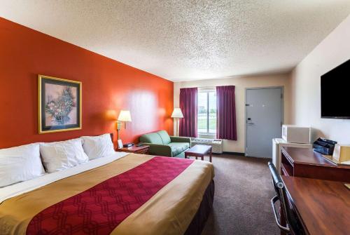 林垦林肯伊克诺旅馆 的酒店客房设有一张大床和一张书桌。