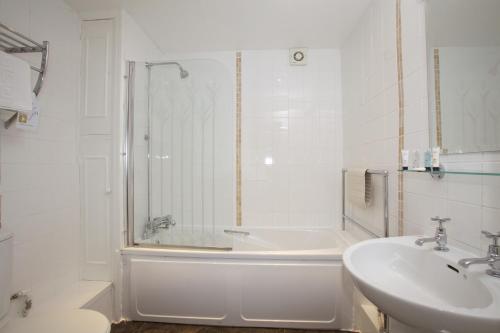 蒂弗顿Fisherman's Cot, Tiverton by Marston's Inns的白色的浴室设有浴缸和水槽。