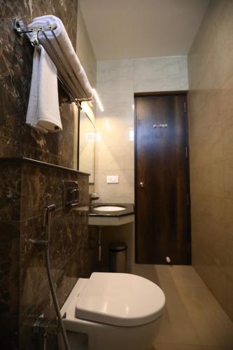 钦奈Mayuraa Residency的一间带卫生间和水槽的浴室