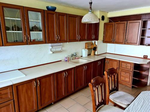 Razgradтри стаен лукс апартамент的一个带木制橱柜和水槽的厨房