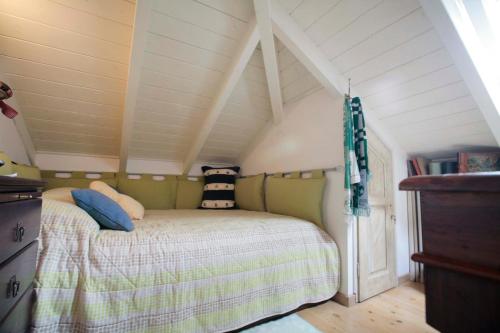 阿拉霍瓦cozy attic的阁楼卧室配有床