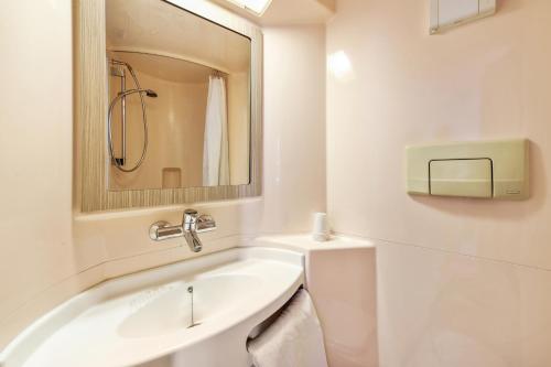 穆瓦朗普瑞米尔格勒诺布尔北莫兰经典酒店的白色的浴室设有水槽和镜子