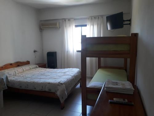 GualeguaychúMacaripana的一间卧室配有一张床和一张双层床。