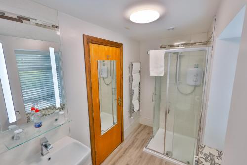 塔伯柯里考利宾馆的带淋浴、盥洗盆和卫生间的浴室