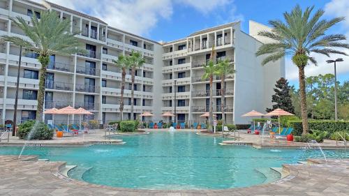 奥兰多Holiday Inn Orlando – Disney Springs™ Area, an IHG Hotel的一座大建筑前的游泳池