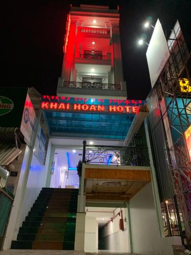 Bến CátKhải Hoàn Hotel的上面有 ⁇ 虹灯标志的建筑