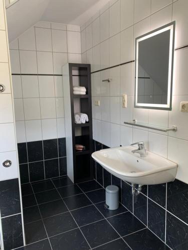 阿尔特瑙Ferienwohnung am Rothenberg的一间带水槽和镜子的浴室