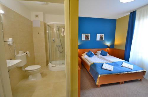 塞克希费黑瓦尔普兰滕酒店的一间带一张床、淋浴和卫生间的浴室