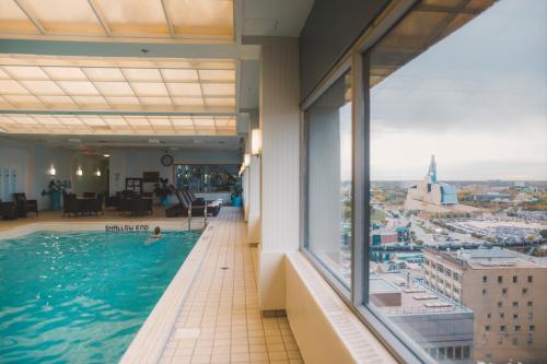 温尼伯Fairmont Winnipeg的享有城市景观的酒店游泳池