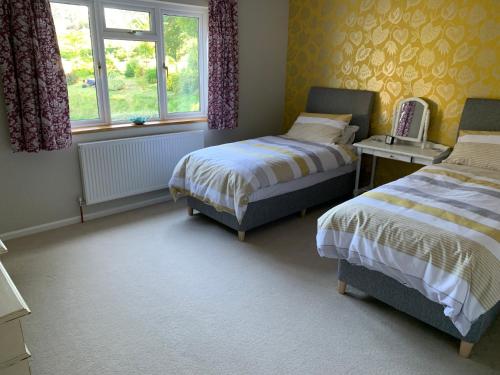 索尔兹伯里Wingmore的一间卧室设有两张床和窗户。