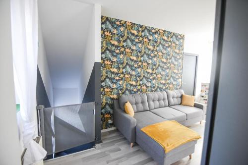 圣康坦Appartement "le Terminus " Gare-Cosy-Wifi 6 Personnes的带沙发和电视的客厅