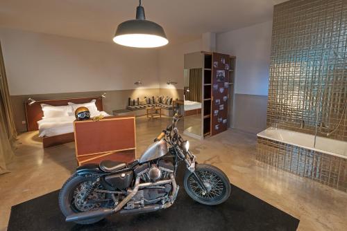 穆尔格lofthotel Walensee的摩托车停在卧室里