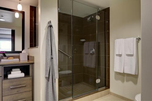 洛杉矶Hyatt House LA - University Medical Center的浴室里设有玻璃门淋浴