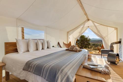帆布莫阿布下帐篷酒店客房内的一张或多张床位