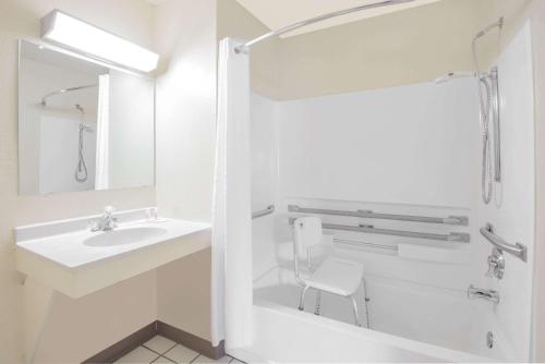 阿尔图纳阿尔图纳速8酒店的白色的浴室设有水槽和镜子