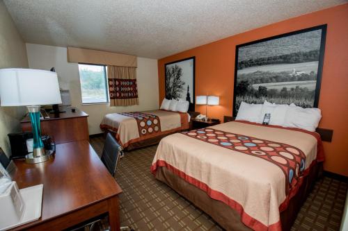 阿尔图纳阿尔图纳速8酒店的酒店客房配有两张床和一张书桌