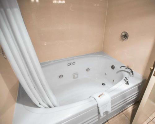 New Columbia新哥伦比亚刘易斯堡品质酒店 的小浴室设有白色浴缸。