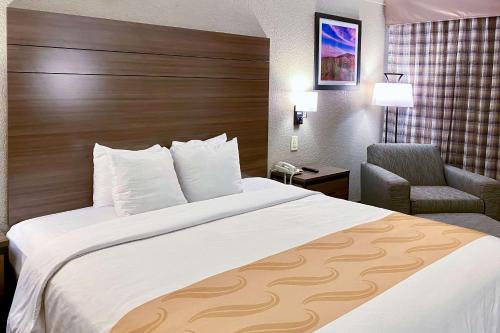 Quality Inn & Suites Airport客房内的一张或多张床位