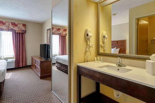 圣安东尼奥Quality Suites的酒店客房设有水槽和镜子