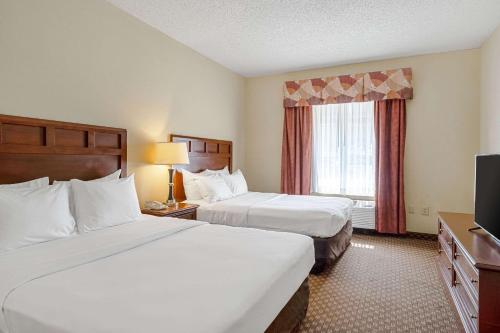圣安东尼奥Quality Suites的酒店客房设有两张床和电视。