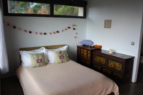 彼德拉拉韦斯Hotel La Canela的卧室配有带枕头的床铺和窗户。