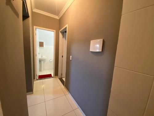 UbáGreen House Apartamentos的走廊上设有带卫生间和水槽的浴室