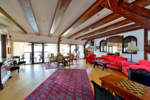 布拉索夫科龙豪斯民宿的客厅配有红色的沙发和桌子