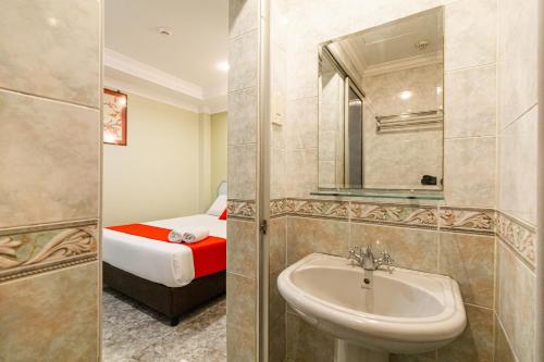 新加坡Hotel Fuji的一间带水槽和床的浴室