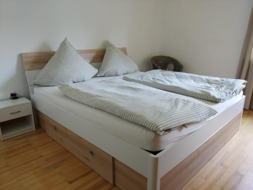 里登堡Ferienwohnung Betz的白色的床、白色床单和枕头