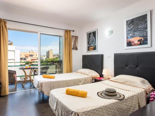 阿罗纳603 studio comodoro first sea line的酒店客房设有两张床和一个阳台。