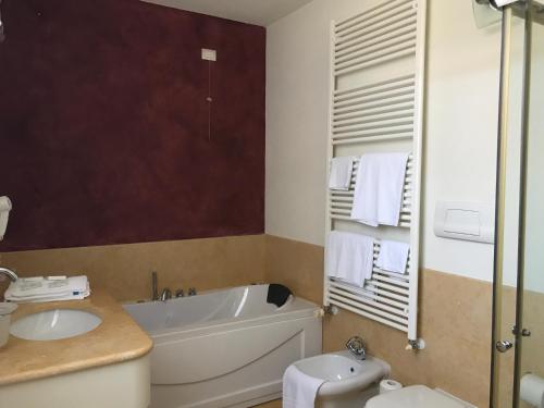 波佐伦戈菲利加纳农庄酒店的带浴缸、盥洗盆和卫生间的浴室
