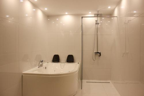 尼什Luxury apartments Free Parking的带淋浴和盥洗盆的白色浴室