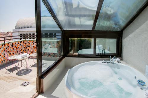 马德里歌剧院酒店的窗户客房内的浴缸