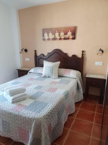 贝瑙卡斯阿尔塔塞拉利昂乡村公寓酒店的一间卧室配有床,床上装有被子