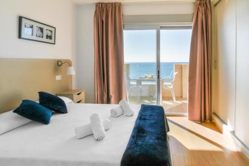 福恩吉罗拉维加索尔广场A.T酒店的一间卧室设有一张床,享有海景