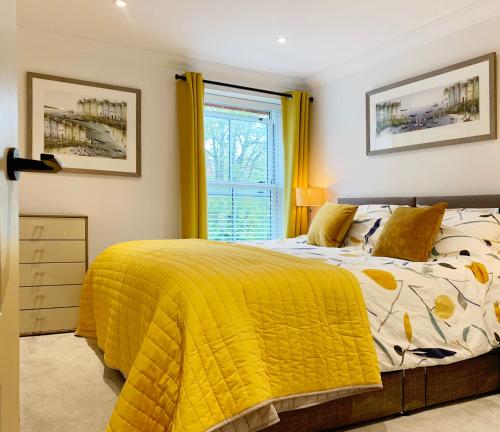 斯沃尼奇The Lookout的一间卧室配有一张黄色毯子床