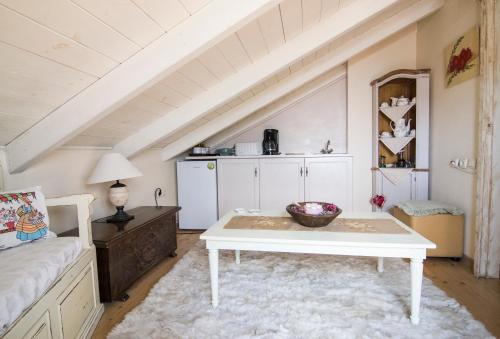 阿拉霍瓦cozy attic的阁楼上的客厅配有白色桌子